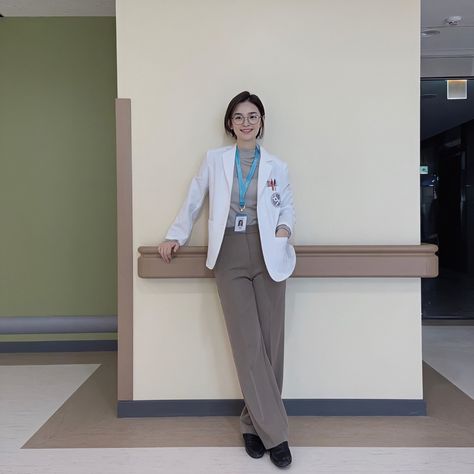 Chae Song Hwa Outfits, Song Hwa Hospital Playlist, Doctor Work Outfit, Chae Songhwa, White Coat Ceremony Outfit, Medical Student Outfit, Lab Coat Fashion, Chae Song Hwa, White Coat Outfit