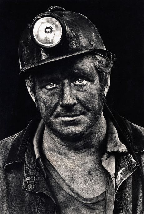 Coal miner Lee Hipshire in 1976, shortly after emerging from a mine in Logan County, W. Va. at the end of his shift. At age 36, he had worked 26 years underground. A few years later, Lee took early retirement because of pneumoconiosis, or black lung disease. Country Rap, Black Lungs, Logan County, Coal Miners, Coal Mining, Foto Art, Working Class, 인물 사진, White Photo