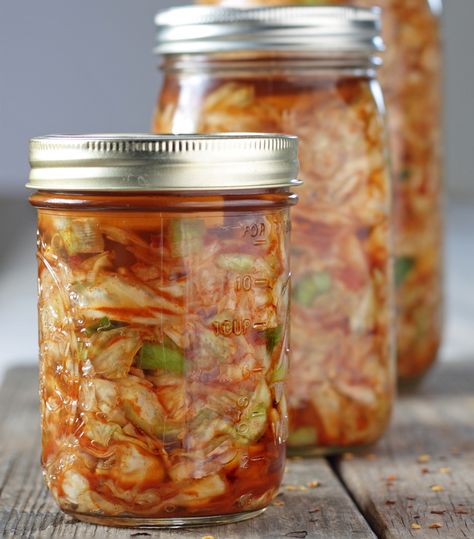 You Don’t Need a Refrigerator to Store Lacto-Fermented Vegetables Kimchi Bokkeumbap, Kimchi Recipes, Fermented Veggies, Korean Food Recipes, Kimchi Recipe, Fermentation Recipes, Fermented Vegetables, Gaps Diet, Homemade Pickles