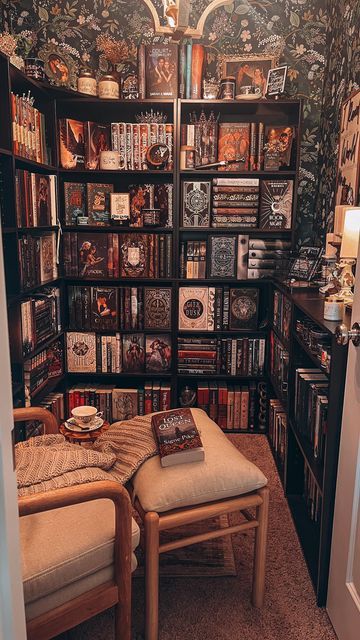 Cozy Home Library, Lots Of Books, Home Library Rooms, Bookshelf Inspiration, Dream Library, Library Aesthetic, Library Room, Home Library Design, Dark Home