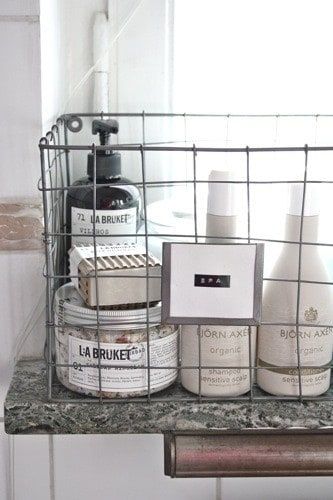 Wire Basket Ideas, Rangement Makeup, Shelves Above Toilet, Shelf Baskets Storage, Bath Shelf, Wire Basket Storage, Smart Tiles, Bad Inspiration, Vintage Bathrooms