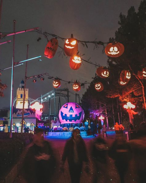 #canada #halloween #pumpkin #jackolantern #halloweentown #wonderland #haunted #fall #photography #october #spooky Halloween Haunt Canadas Wonderland, Downtown Halloween, Trick Or Treating Aesthetic, Wonderland Halloween, Halloween Is Cool, Halloween Attractions, Canadas Wonderland, Halloween Aesthetics, Halloween City