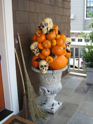 Halloween urn ideas Halloween Iii, Halloween Spooktacular, Halloween Queen, Halloween 4, Pumpkin Art, Theme Halloween, Halloween Inspiration, Halloween Deco, Halloween Home Decor