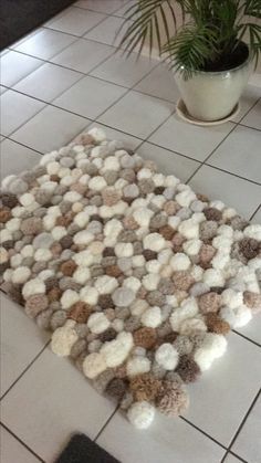 Diy Pompom Rug, Pom Pom Crafts For Adults, Pom Pom Rug Diy, Pom Pom Rugs, Pompom Rugs, Diy Pom Pom Rug, Diy Moss, Pom Pom Rug, Diy Christmas Decor