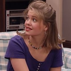 Dj Tanner Hair Short, Dj Tanner Short Hair 90s, Dj Full House Hair, Dj Tanner Icons, 80s Hairstyles Shoulder Length, Candace Cameron Bure 90s, Dj Tanner Short Hair, Dj Tanner Outfit 90s Fashion, Dj Tanner Outfit