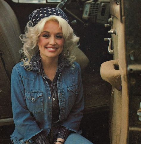 vintage everyday: 20 Beautiful Portraits of Dolly Parton in the 1970s 90s Country Fashion Women, Backwoods Barbie, Pride 2023, 90s Country, Cowboy Baby, Country Fashion, I'm With The Band, James Dean, Hello Dolly