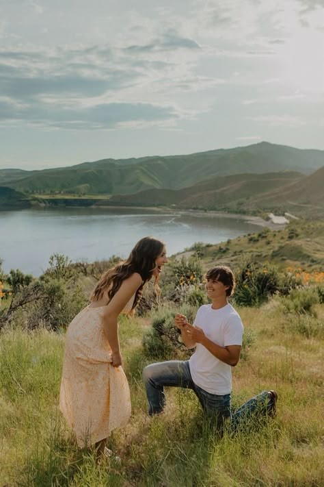 boise-idaho-spring-lake-proposal-kiara-zach-30 Outdoorsy Proposals, Country Wedding Proposals, Hidden Photographer Proposal, Colorado Proposal Ideas, Proposal Ideas Nature, Proposal Ideas Mountains, Unique Proposal Ideas Engagement, Proposals Aesthetic, Wildflower Proposal