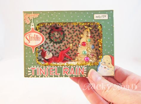 Vintage Christmas Ornament Box Diorama, Vintage Christmas Diy, Christmas Boutique, Christmas Diorama, Christmas Craft Show, Christmas Shadow Boxes, Shiny Brite Ornaments, Mini Tutorial, A Vintage Christmas