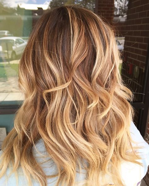 Shadow root + sombre Insta:beautybycaittt Root Smudge Blonde, Shadow Root Blonde, Balayage Hair Honey, Copper Blonde Hair, House Of Colour, Hair Contouring, Colour Guide, Hair Projects, Copper Blonde