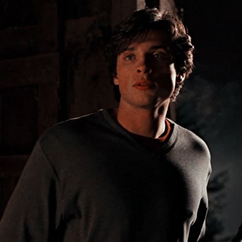 Tom Welling Boyfriend Material, Clark Kent Smallville Season 1, Tom Welling Young Clark Kent, Tom Welling Photoshoot, Clark Kent Smallville Aesthetic, Tom Welling Aesthetic, Tom Welling Clark Kent, Tom Welling 2000s, Young Tom Welling