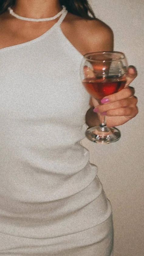 Woman Drinking Martini Photography, Wine Glass Poses Instagram, Picture With Drink In Hand, Picture With Wine Ideas, Wine Poses Instagram, Aesthetic Wine Glass Pictures, Wine Pictures Aesthetic, Poses With Wine Glasses, Wine Pictures Instagram