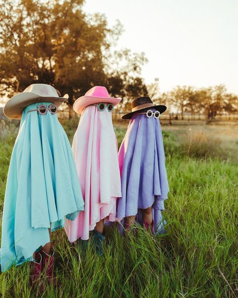 It’s spooky season! These were so fun to take with the girls. Who else wants a mini session like this. Mini Session, Spooky Season