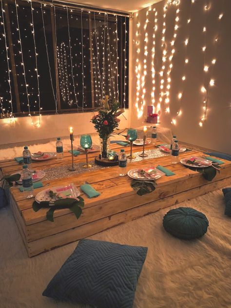 Indoor Dinner Ideas, Birthday Setups At Home, Cozy Birthday Decor At Home, Boho Indoor Party, At Home Concert Ideas, Indoor Picnic Setup Ideas, Indoor Party Setup, Cozy Bday Party, Cosy Birthday Party Ideas