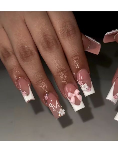 Acrylic Nails With A G Initial, M Initial Nails Designs, Acrylic Nails With Rhinestones And Initials, Short Acrylic With Initial, Xmas Nails With Initial, Acrylic Nail Ideas For Back To School, Medium Length Nails With Initials, Christmas Nails Acrylic With Initial, Mail With Initial