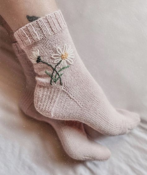 Embroidery Slippers, Crochet Baby Socks, Socks Ideas, Cushion Embroidery, Embroidered Socks, Handmade Socks, Diy Socks, Hand Knit Socks, Sock Knitting Patterns