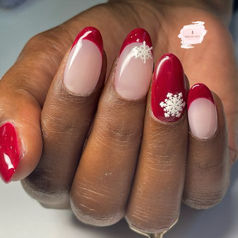 Round Nails Christmas Designs, Simple Holiday Nails French Tip, Overlay Christmas Nails, Holiday Nails Short Almond, Sns Nails Christmas, Cute And Easy Christmas Nails, Short Almond Nails Designs Winter, Shellac Nails Christmas, Christmas Nails Simple Classy Red