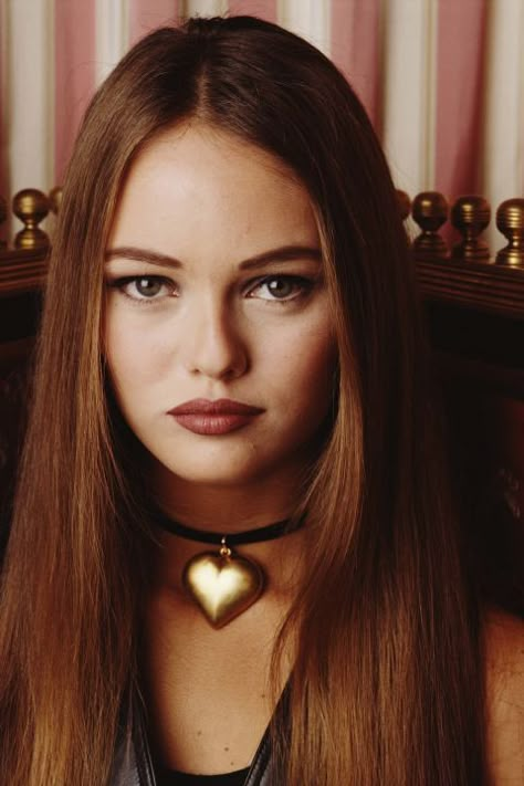 The '90s trend that all the It Girls are wearing this season: chokers. Shop the chicest chokers here: Vanessa Paradis Style, 1990 Style, Sasha Pivovarova, Kindred Spirit, 90s Trends, Looks Country, Vanessa Paradis, French Girls, French Actress