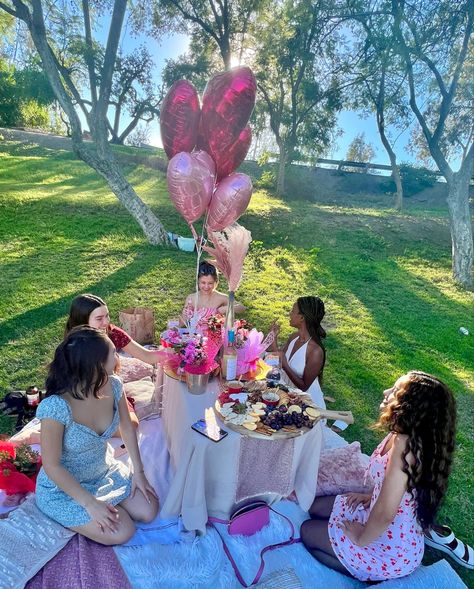 Galentines Party Decor Picnic, Galentines Picnic Ideas, Galentines Picnic Aesthetic, Picnic San Valentin, Brunch Outfit Baddie, Galentine Picnic, Valentines Day Picnic Ideas, Picnic Valentines Day, Pink Picnic Party