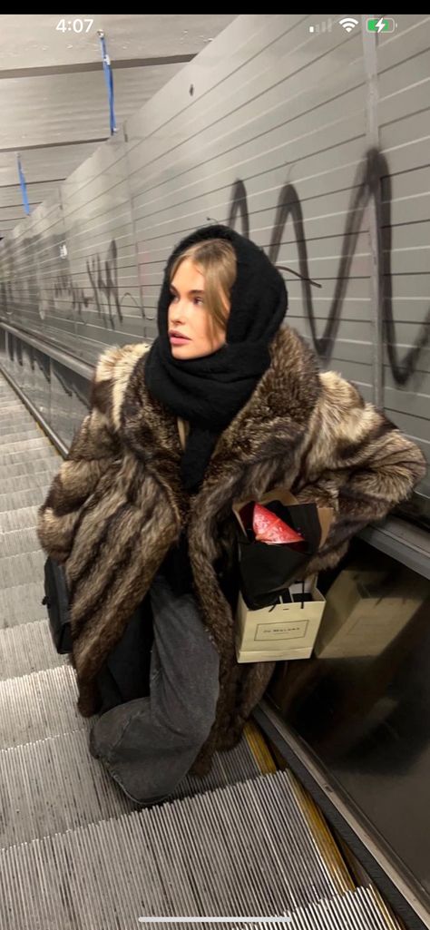 Museum Pose, Winter Inspo Outfits, Fur Coat Outfit, Nyc Fits, Ny Outfits, London Outfit, Winter Fit, Paris Outfits, Street Style Winter