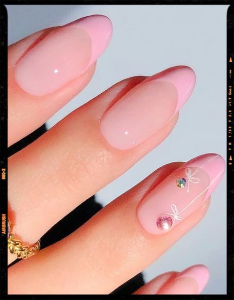 Nails Acrylic Teenagers, Pink And Green Nails Christmas, Pink Christmas Nail Designs Simple, Light Color Christmas Nails, Round Holiday Nails, Christmas Nails Pink And Gold, Matching Christmas Nails For Besties, Pink French Tip Christmas Nails, Christmas Nails Light Pink