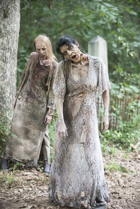 Pin for Later: The Fashion-Based Theory From The Walking Dead That No One Is Talking About We Get It, Though — Maxis Work For Pretty Much Every Occasion Walkers Twd, Twd Walkers, Zombie Costumes, Night Walkers, Zombie Art, Zombie Makeup, Fear The Walking, Andrew Lincoln, Zombie Halloween