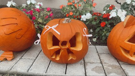 Cute Pumpkin Inspo Carving, Pumpkin Carving Ideas Mini Pumpkin, Pumpkin Designs Carved Easy Cute, Bow Carving Pumpkin, Cherry Pumpkin Carving, Preppy Carved Pumpkin, Bow Carved Pumpkin, Pumkin Carving Bow, Aesthetic Pumpkins Carvings