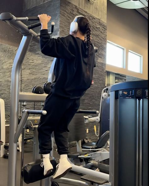 Gym Pull Ups Aesthetic, Vision Board Pull Up, Push Up Aesthetic Fitness, Girl Doing Pull Ups Aesthetic, Pull Up Astetic, Pull Up Vision Board, Pull Ups Women Aesthetic, Girl Doing Pull Ups, First Pull Up