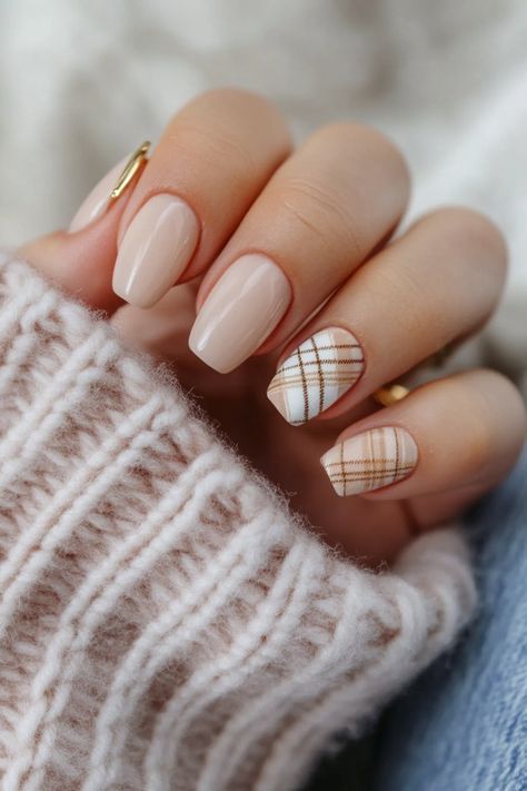 Simple Nails For Light Skin, Brown Nail Designs Fall Autumn, Nail Ideas Autumn 2024, White Fall Nails Autumn, Nails For Autumn Fall, Terracotta Nails Designs Wedding, Light Colored Fall Nails, Fall Autumn Nail Designs, Gel X Nail Designs Fall