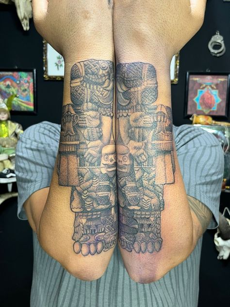 Tatuaje de la diosa madre coatlicue a dos antebrazos Coatlicue Tattoo, Tattoos Mexico, Animal Sleeve, Animal Sleeve Tattoo, Mayan Art, Mexican Art, Tattoo Inspo, Tattoos And Piercings, Sleeve Tattoos