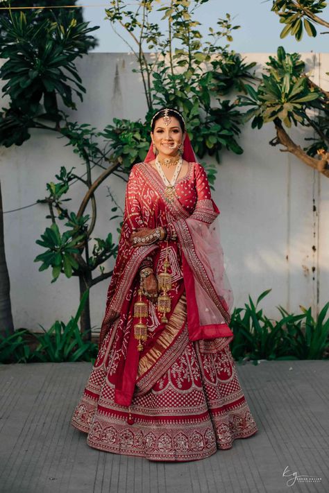 This Gujarati-Marwadi Couple Had An Arranged Marriage! - ShaadiWish Gujrati Wedding Brides, Gujarati Bride Traditional, Gujrati Bride Gharchola, Gujarati Wedding Lehenga, Gujarati Bridal Lehenga, Gujarati Wedding Dress, Indian Wedding Outfits Bridal Lehenga, Marwadi Bride, Red Indian Dress