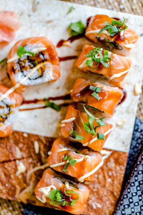 Fancy Sushi Rolls, Salmon Rolls Recipe, Salmon Sushi Rolls Recipes, Sushi With Salmon, Salmon Sushi Recipes, Sushi With Smoked Salmon, Salmon Roll Sushi, Salmon Cream Cheese Sushi Roll, Spicy Salmon Roll