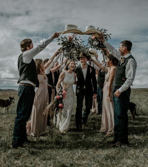 Country Wedding Pictures, Mode Country, Country Western Wedding, Cute Country Couples, Country Wedding Photos, Western Themed Wedding, Cowgirl Wedding, Country Couples, Country Style Wedding