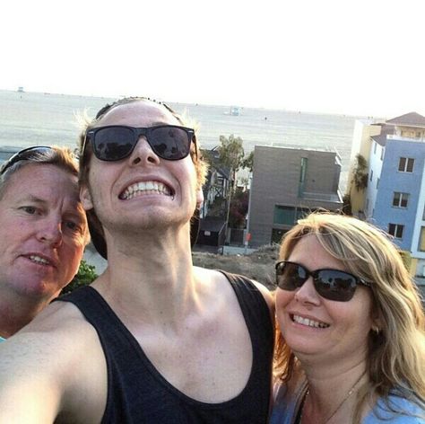 ★ <<< his dad looks so concerned and Liz is just like 'yeah, this is normal'<<<<<<repinning again because of that Liz Hemmings, 5sos Pictures, 5sos Luke, Luke Roberts, Michael Gordon, Five Seconds Of Summer, Ashton Irwin, 1d And 5sos, Calum Hood