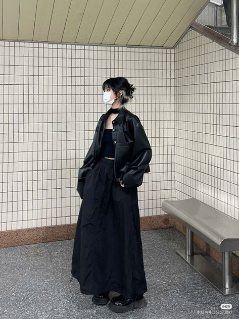 Japanese Street Fashion Black, Cyberpunk Japanese Outfit, Singer Outfits On Stage Casual, Japanese Street Fashion Grunge, Alt Street Style, Osaka Fashion, Shanghai Street Style, Fashion Outfits Edgy, Modern Chinese Fashion