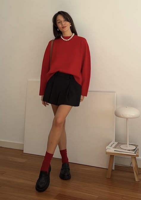 Velvet Skater Skirt Outfit, Black Skirt Red Sweater Outfit, Red Cardigan Skirt Outfit, Red Sweater With Black Skirt, Red Hand Bag Outfits, Red And Black Casual Outfit Ideas, Holidate Party Outfit, Outfit Jupe Noire, Red Tshirt Outfit Casual