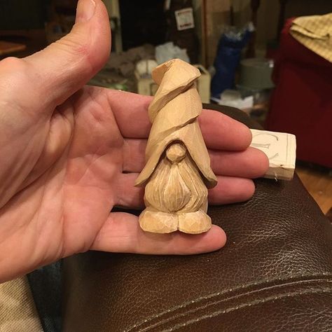 Whittling Projects For Beginners, Sketchup Woodworking, Carving For Beginners, Wood Whittling, Whittling Patterns, Woodcarving Ideas, Wood Carving Art Sculpture, Dremel Crafts, Whittling Projects