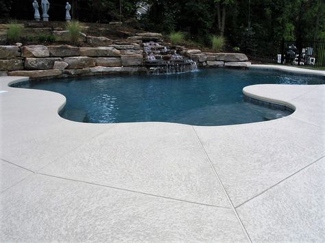 The cool deck overlay on this concrete pool deck made it more appealing, durable, and slip-resistant. Dial (323) 319-5230 to get more info and a FREE quote. Non Slip Pool Decking, Concrete Overlay Pool Deck, Kool Decking Around Pool, Spray Deck Around Pool, Brushed Concrete Pool Deck, Ideas For Pool Area, Painted Pool Deck, Kool Deck, Pool Area Landscaping