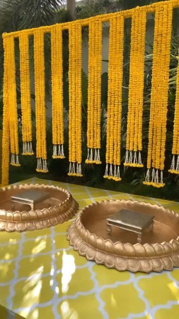 Haldi Ceremony Decorations Outdoor Simple, Simple Haldi Decoration At Home Terrace, Haladi Shastra Decoration, Haldi Simple Decoration, Haldi Decoration Ideas Simple, Gaye Holud Decorations, Haldi Mehndi Decoration At Home, Haldi Home Decor Ideas, Simple Mehendi Decor