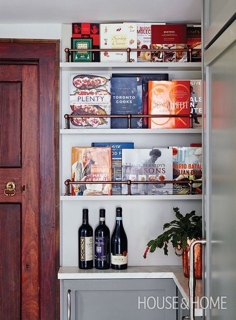 20 stunning ways to store books in your kitchen, including this gorgeous custom bookshelf! Cookbook Display, Cookbook Storage, Kitchen Bookshelf, Unique Apartment, Cookbook Collection, Farm Chic, Cookbook Shelf, Sarah Richardson, Farmhouse Side Table