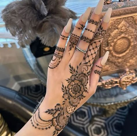 Big Mehndi Designs, Henna Designs Traditional Indian Style, Henna Indian Designs, Henna Designs Two Hands, Mehndi Designs For Marriage, Big Henna Designs, Aesthetic Mehandi Design, Henna Ideas Aesthetic, Henna Art Wedding