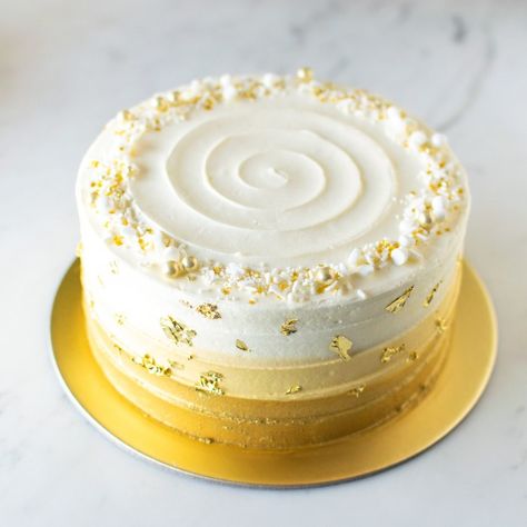 Golden Anniversary Cake, Splatter Cake, Wedding Cake Gold, Gold And White Cake, Birth Cakes, Golden Birthday Cakes, Silver Sprinkles, Sprinkles Birthday Cake, Cake With Gold