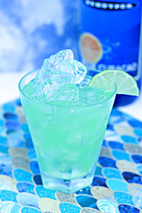 TROPICAL MERMAID COCKTAIL Bartending Drinks, Disney Date Night, Wedding Punch, Tropical Mermaid, Party Drink Ideas, Mermaid Cocktail, Disney Date, Mermaid Drink, Boat Drinks