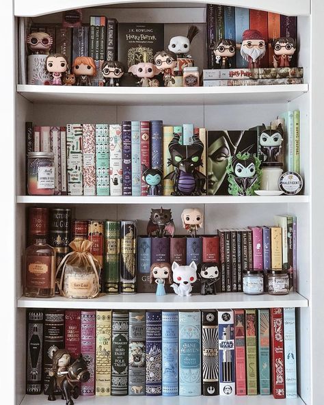 Classic Bookshelves, Bookshelf Inspo, Bookshelf Aesthetic, Funko Pop Display, Beautiful Bookshelf, Harry Potter Room Decor, Bookshelf Inspiration, Lots Of Books, Bookshelf Ideas