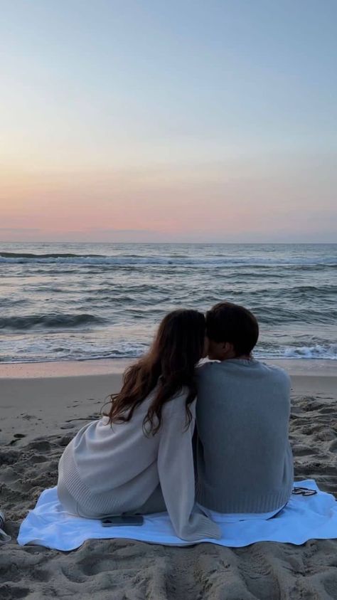 Couple In Beach, Love Story Ideas, Pic Couple, Fake Pic, Beach Couple, Beach Date, Vision Board Pictures, 사진 촬영 포즈, Instagram Lifestyle