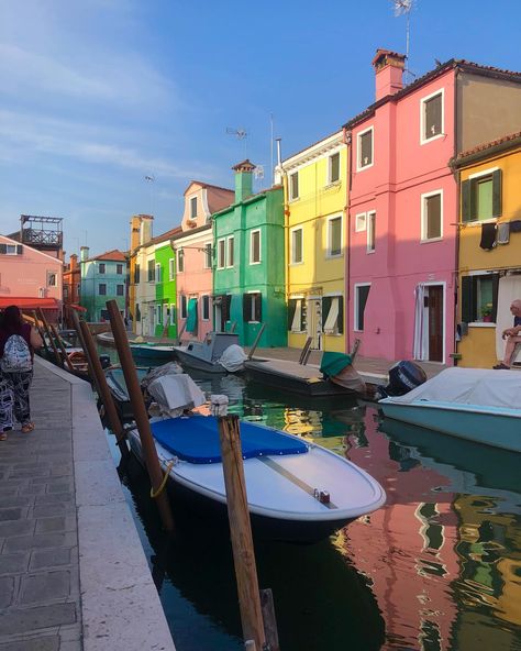 life in colorful Murano & Burano islands . #burano #buranoitaly #buranoisland #buranocolors #buranovenice #venice #veniceitaly #venice🇮🇹 #venezia #veneziagram #veneziadavivere #burano🇮🇹 #murano #lifeinitaly #italytravel #italy #italy_vacations #italysegreta #madeinitaly #italia #muranoglass #muranoisland #muranoburano #colorfulhouses #italiadascoprire #italiainunoscatto #slowliving #slowlife #thebrownhead #foryou Murano Italy, Slow Life, Slow Living, Venice Italy, Italy Travel, Murano Glass, 3d Art, House Colors, Venice