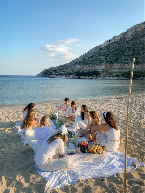 Picnic By The Beach, Bridal Picnic, Bachelorette Beach Weekend, Birthday At The Beach, Beach Picnic Party, Sunset Picnic, Seventeenth Birthday, Picnic Inspo, Toast On The Coast