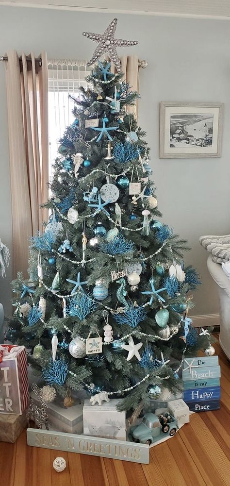 Christmas Tree Summer Theme, Christmas Tree Ocean Theme, Christmas Beach Tree Ideas, Beach Themed Christmas Tree Decorations, Beach Inspired Christmas Trees, Beach Xmas Tree, Beach House Christmas Decor Ideas, Nautical Christmas Trees, Coastal Tree Christmas