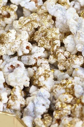 glitter popcorn - 14 Ways to Cook with Glitter (Because You Can, Dammit) via @PureWow Edible Glitter Recipe, Nye Food, Glitter Food, New Year's Eve Appetizers, Fest Temaer, Glitter Texture, Sparkle Party, Ideas Food, Popcorn Recipes