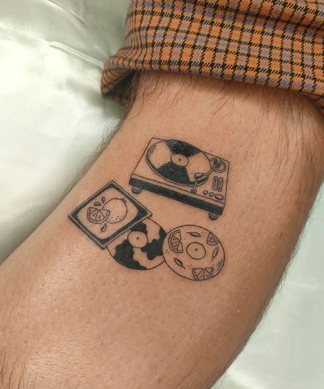 Vinyl Tattoo, Artsy Tattoos, Funky Tattoos, Flower Tattoo Ideas, Retro Tattoos, Music Tattoos, Dream Tattoos, Little Tattoos, Dope Tattoos