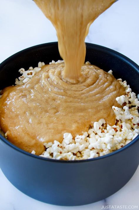 Homemade Caramel Corn Recipe, Easy Homemade Caramel, Diy Caramel, Homemade Caramel Popcorn, Homemade Caramel Corn, Popcorn Recipes Easy, Caramel Corn Recipes, Toffee Recipe, Just A Taste